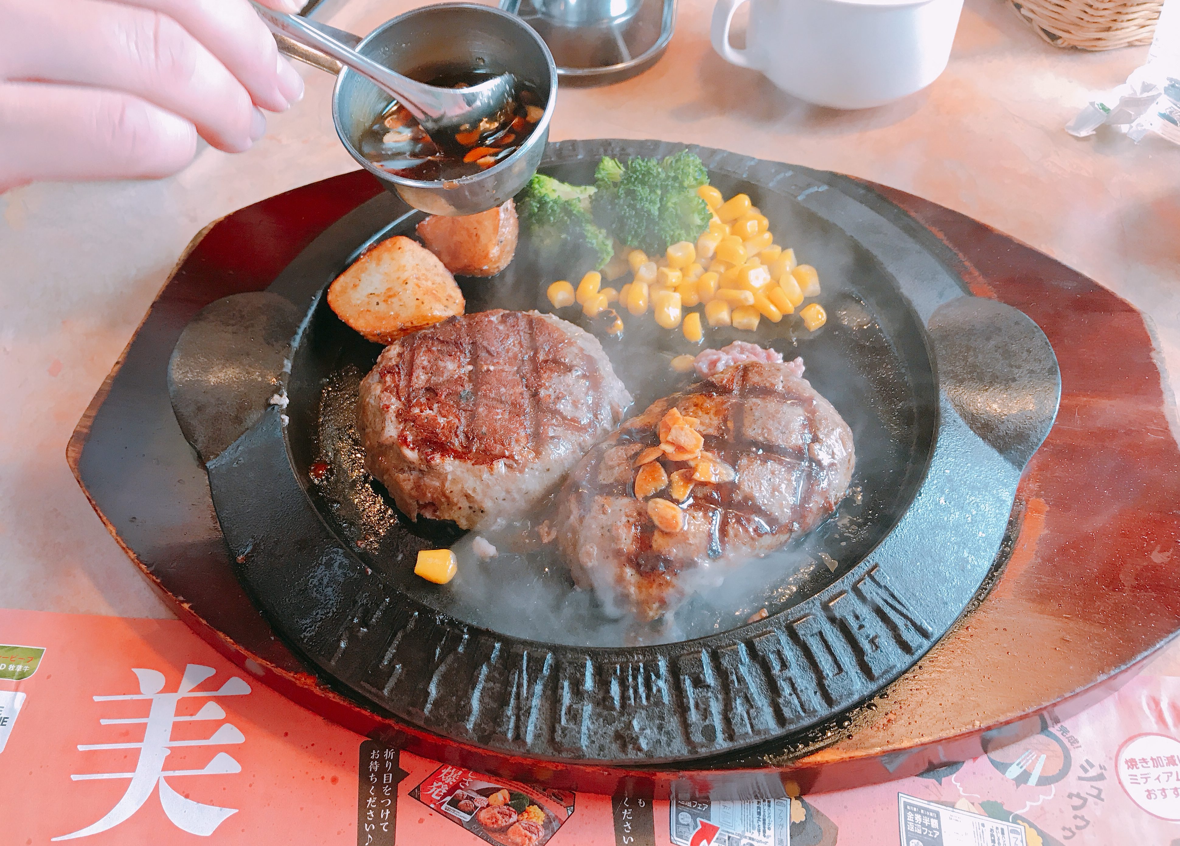 フライングガーデン は関東ローカルのさわやか 名物爆弾ハンバーグを食べてみた 旅する食卓 Table Trip